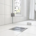 Kratka ze stali nierdzewnej Purus RIB 155x155 zamontowana pod prysznicem.